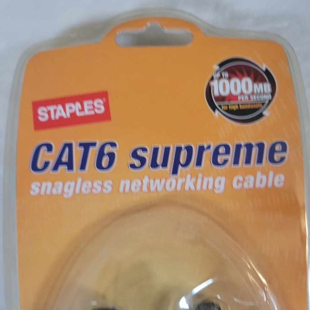 STAPLES CAT6 Supreme Snagless Networking Cable RJ45 Male/Male 7 ft #631056
